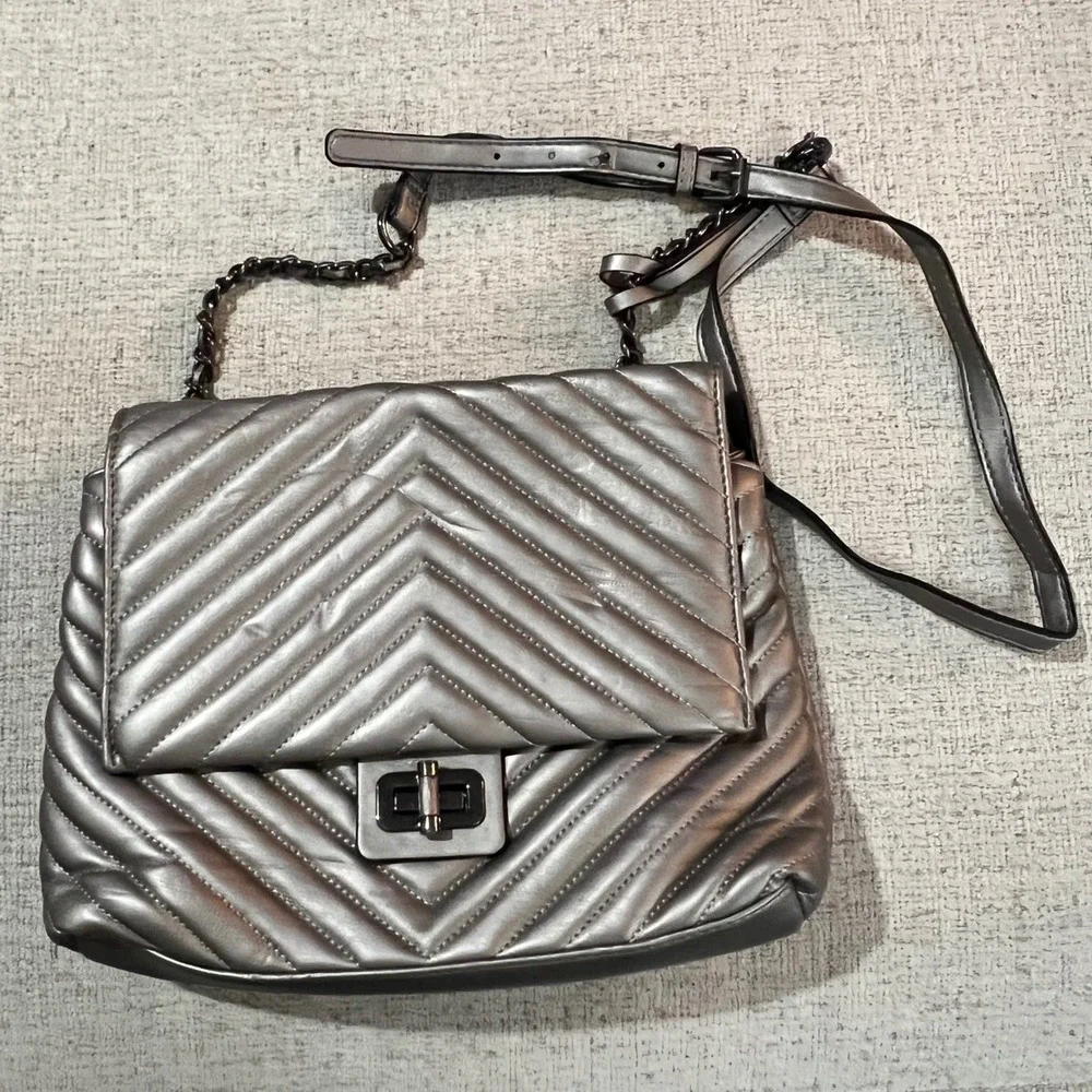 Jessica Simpson Quilted Chevron Flap Shoulder Bag Silver Metallic Chain Strap‎
